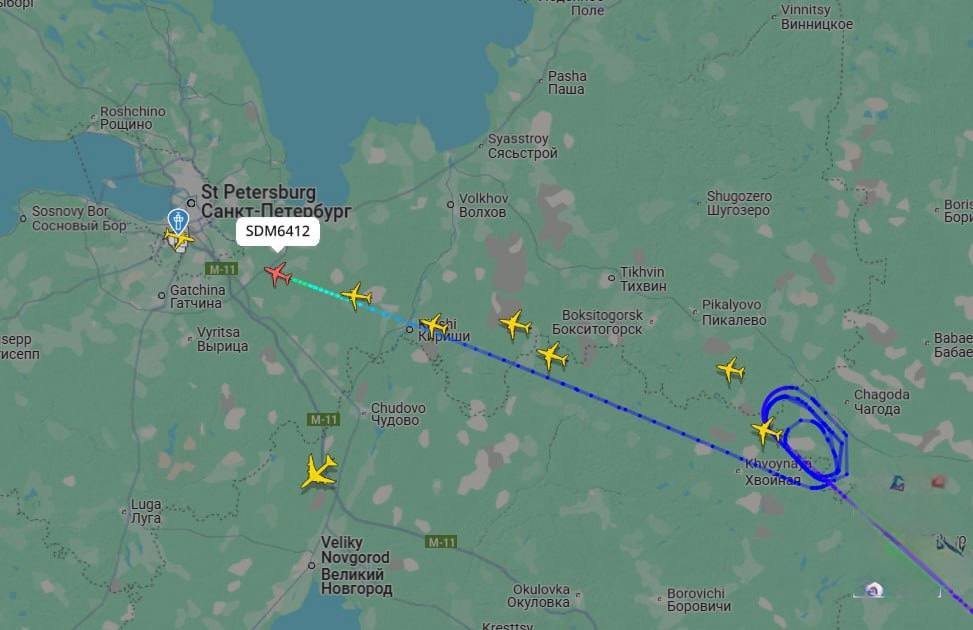 В Пулково возобновили прием рейсов по временной схеме. Пассажирам рекомендовали следить за обновлениями на онлайн-табло и через специального бота, сообщили в пресс-службе аэропорта. По данным, шесть самолетов, ранее находившихся над Вологодской областью, направляются в сторону Пулково. Подписаться Новости СПБ