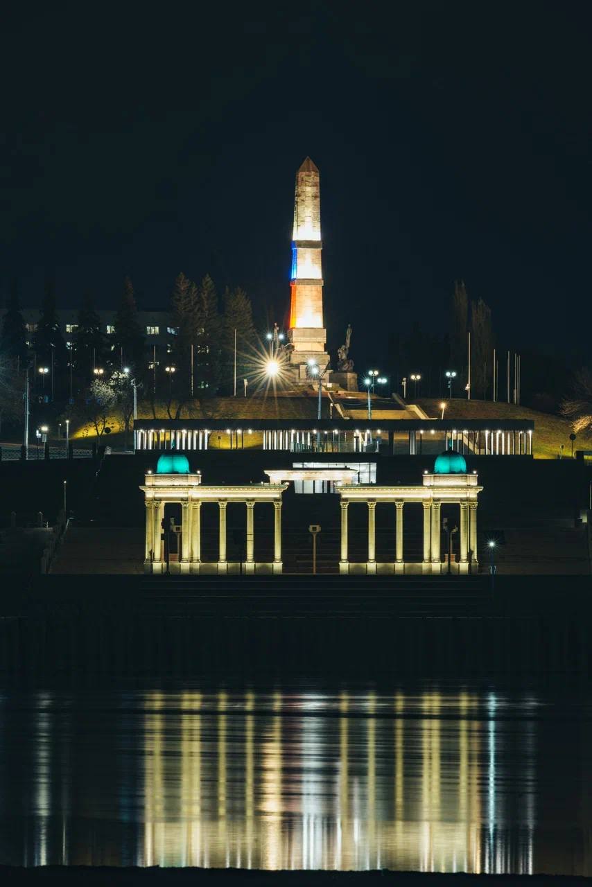 В Уфе подвели итоги фотоконкурса, центром которой стала Колоннада на Набережной реки Белой!  Победители конкурса:  В номинации «Профессиональная фотография»:  1 место и денежный приз 40 000 рублей – Яровиков Олег, «Колоннада на фоне салюта»  2 место и 20 000 рублей – Седельников Дмитрий, «Колоннада в отражении»  3 место и 10 000 рублей – Кулагин Николай, «Колоннада и Монумент Дружбы»  В номинации «Любительская фотография»:  1 место и денежный приз 15 000 рублей – Бочкарева Ольга, «Живописно на набережной»  2 место и 10 000 рублей – Щепетова Ольга, «После дождя»  3 место и 5 000 рублей – Тарасова Мария, «Колоннада Сухум»  Спецприз – туристическая путевка в Абхазию на семь дней, восемь ночей в летний сезон 2025 года – Низамов Альберт, «Вечер»   Награждение победителей прошло в зале LOFT универмага «Фабрика» в Арт-квадрате. В зале выставили лучшие работы конкурсантов. Выставка работает до 15 декабря 2024 года.   А полный альбом доступен онлайн на сайте Координатора конкурса: creativeufa.ru/gallery.  Поздравляем всех победителей и участников! Спасибо за ваше творчество и вдохновение!