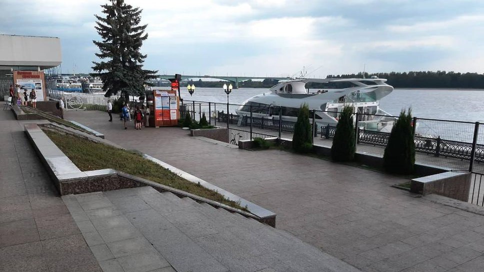 Кировский районный суд Ярославля обязал департамент городского хозяйства за год оборудовать спуск к пассажирскому причалу речного вокзала для инвалидов Нарушения выявила Ярославская транспортная прокуратура на спуске нет поручней пандусов и тактильных указателей Прокурор внесла представление но меры не были приняты Фото Северо Западная транспортная прокуратура Еще больше новостей в Telegram канале Ъ Ярославль