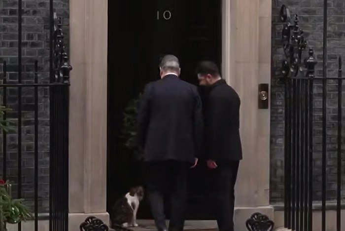 Куклачев пояснил почему главный мышелов Британии избегает Зеленского Кот Ларри главный мышелов резиденции британского премьера на Даунинг стрит подал хозяевам четкий сигнал убегая от президента Украины Владимира Зеленского Об этом как пишет URA RU заявил народный артист России сын знаменитого дрессировщика кошек Юрия Куклачева Дмитрий Куклачев По словам Куклачева кот Ларри присутствует при разговорах политиков в том числе эмоционально напряженных Негативная реакция животного на Зеленского могла возникнуть после того как тот обидел его во время одного из ранних визитов предположил в беседе с aif ru Куклачев Думаю раз кот добровольно уходит от конкретного человека это четкий сигнал что Ларри чувствует себя в его присутствии небезопасно Умный хозяин должен доверять такой реакции своего питомца а также сделать соответствующие выводы сказал эксперт uralweb ru