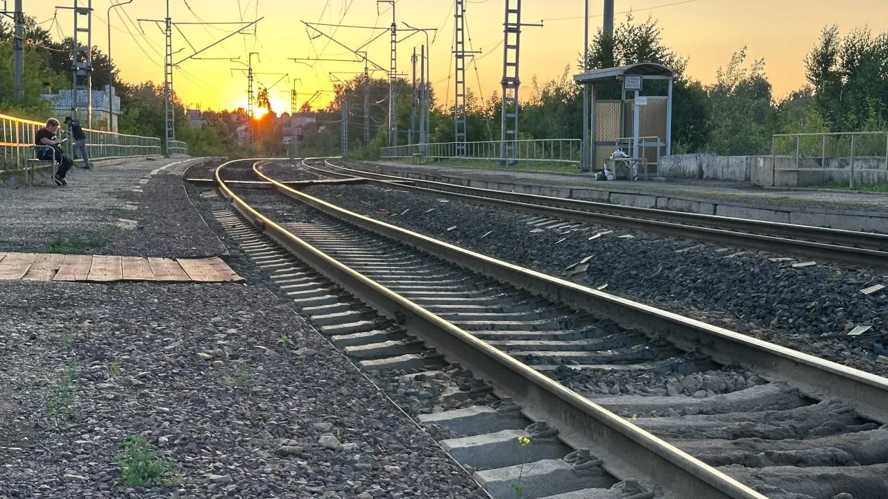 Не у нас Трагедия в Татарстане подросток погиб от удара током на железной дороге По предварительным данным компания подростков направлялась на рыбалку и пересекала железнодорожные пути В какой то момент один из них зацепил удочкой контактные провода   Напряжение в сети 27 500 вольт Удар был смертельным Ребенок погиб на месте происшествия