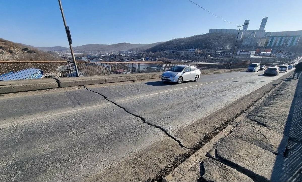 Новости про Рудневский мост  Старый демонтируют и рядом построят новый.  Глава Владивостока Константин Шестаков рассказал, что проект прошел экспертизу, сейчас администрация ищет источники финансирования. Мост возведут рядом с существующим.  Длина нового мостового сооружения составит 498 метров, ширина – 28 метров. Движение на мосту будет организовано по четырём полосам. На мосту по обе его стороны появятся тротуары шириной три метра и освещение. В рамках реализации проекта также предусмотрели реконструкцию улично-дорожной сети на подходах к мостовому сооружению.