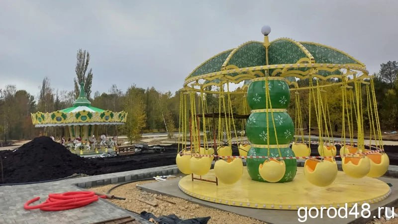 В Петропарке произведен пробный запуск аттракционов Для посетителей их запустят после завершения благоустройства территории парка и разрешения Ростехнадзора По данным мэрии в парке осталось уложить около 1 000 квадратных метров плитки из 10 500 кв м Кроме того еще не готова система освещения ее закончат после доставки недостающих элементов они импортные и сейчас проходят таможенное оформление Запуск аттракционов для посетителей возможен только после получения разрешения Ростехнадзора Для этого необходим полный пакет документов от подрядчиков который не может быть оформлен до установки освещения Мы ожидаем поступления оборудования и завершения всех необходимых процедур рассказали GOROD48 в администрации Липецка Напомним что завершение пуско наладочных работ в Петропарке предполагалось к 1 октября Мэр Роман Ченцов заявлял что после сертификации оборудования липчане смогут покататься на аттракционах еще в этом году А в мае 2026 года Петропарк начнет работать уже полноценно