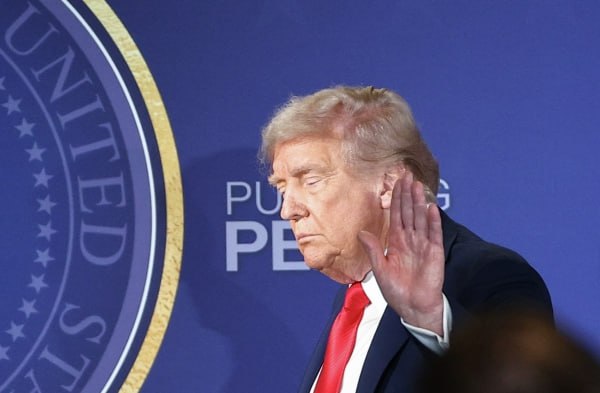 Дональд Трамп может прекратить переговоры по Украине Президент США вероятно возложит вину за дипломатический тупик на Киев или Москву Прогноз опубликовал американский журнал The Atlantic Глава Белого дома теряет интерес к процессу который начинает приносить ему политические убытки перед промежуточными выборами Киев начал поддерживать предложения в любом формате который ускоряет процесс сказал Владимир Зеленский в комментарии изданию При этом он пояснил что предпочёл бы вообще не заключить никакого мирного соглашения чем заставить свой народ принять плохой мир Подписаться на Говорит Москва Telegram VK MAX