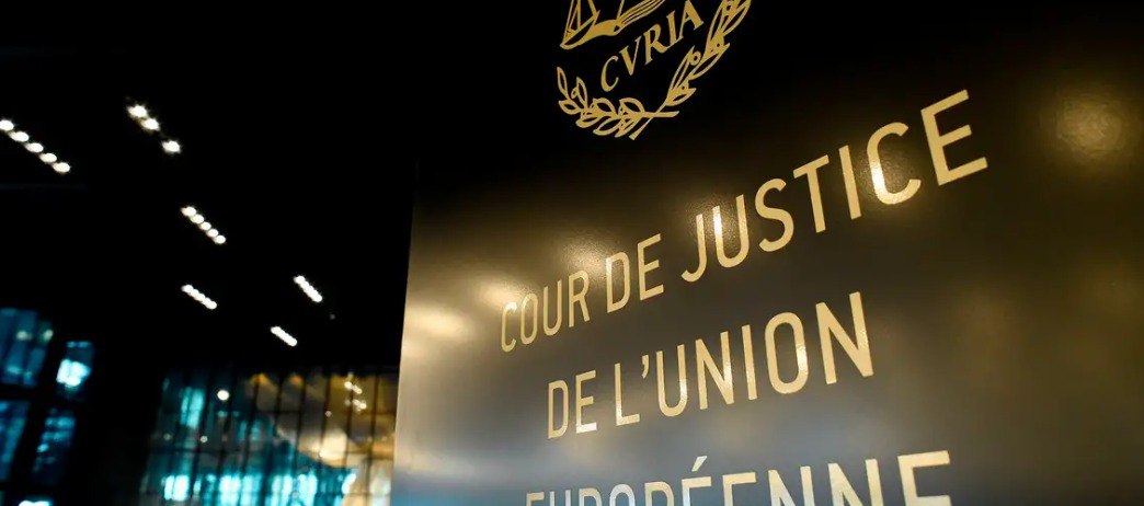 Молдове готовиться Суд ЕС постановил Однополые браки действительны во всем Евросоюзе По крайней мере такой вывод напрашивается после того как Европейский суд в Люксембурге постановил что все государства ЕС обязаны признавать однополые браки заключённые в другой стране союза сообщает издание Deutsche Welle Решение было принято судом по иску двух поляков поженившихся в Германии в 2018 году чей брак польский ЗАГС отказался признавать Политический эксперт Дмитрий Чубашенко напомнил в какой Евросоюз Молдову ведет нынешняя власть Скоро и в Молдове отметил эксперт Подпишись на primulinmd