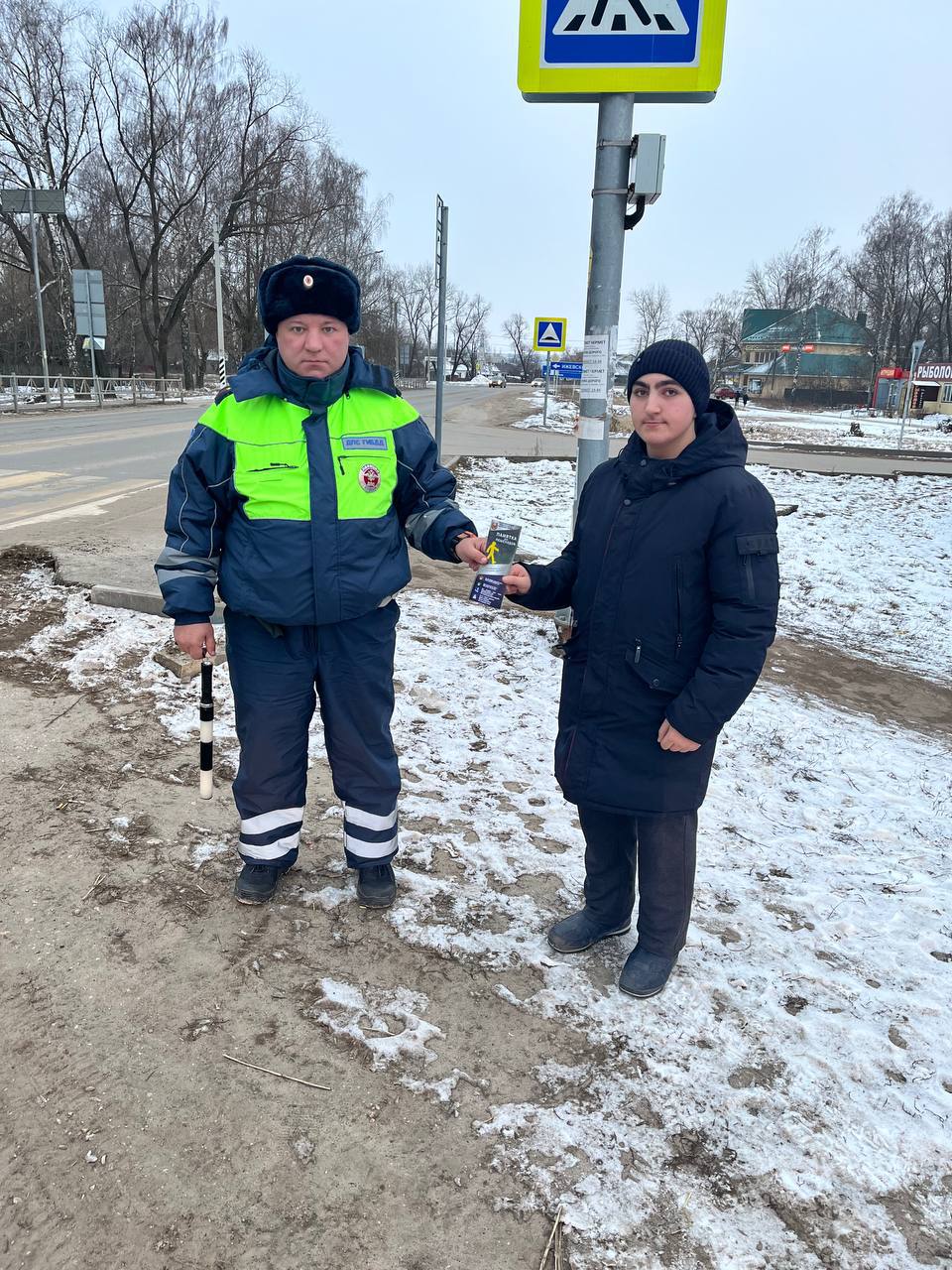 Сотрудники Госавтоинспекции в Спасском районе провели акцию «Безопасный переход»    Сотрудники отделения Госавтоинспекции ОМВД России по Спасскому району провели профилактическую акцию, тем самым, напомнив о правильном и безопасном переходе проезжей части.    На оживленных улицах сотрудники Госавтоинспекции призывали участников дорожного движения быть внимательными на дороге и соблюдать правила дорожного движения. Полицейские проводили профилактические беседы с пешеходами, напоминая им о необходимости переходить дорогу только по пешеходному переходу, и объясняли, что в темное время суток на одежде должны присутствовать световозвращающие элементы, так как в условиях недостаточного уличного освещения водитель не всегда может заметить пешехода. Всем пешеходам вручали тематические памятки   Главная цель проводимого мероприятия — повышение дорожной грамотности и профилактика дорожно-транспортных происшествий, в том числе с участием детей.