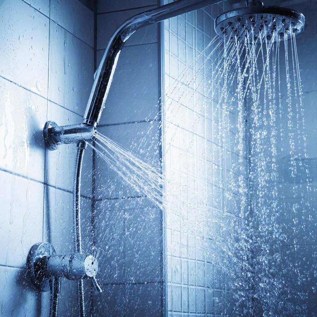 Врач назвала способ защититься от простуды Кратковременный холодный душ может помочь повысить устойчивость организма к простудным заболеваниям Как сообщает РИА Новости об этом рассказала врач терапевт Красногорской больницы Минздрава Московской области Анастасия Якимова По словам специалиста воздействие холода стимулирует нервную систему улучшает кровообращение и запускает адаптационные механизмы которые укрепляют иммунитет Регулярное но мягкое закаливание может сделать организм менее восприимчивым к простудным инфекциям При этом врач подчёркивает что холодный душ должен быть кратковременным и вводиться постепенно Резкое или длительное охлаждение способно навредить здоровью вызвать спазм сосудов проблемы с сердцем и обострение хронических заболеваний Такой метод не рекомендуется людям с сердечно сосудистыми болезнями тяжёлой гипертонией и острыми воспалительными процессами Астрахань 24 в МАХ