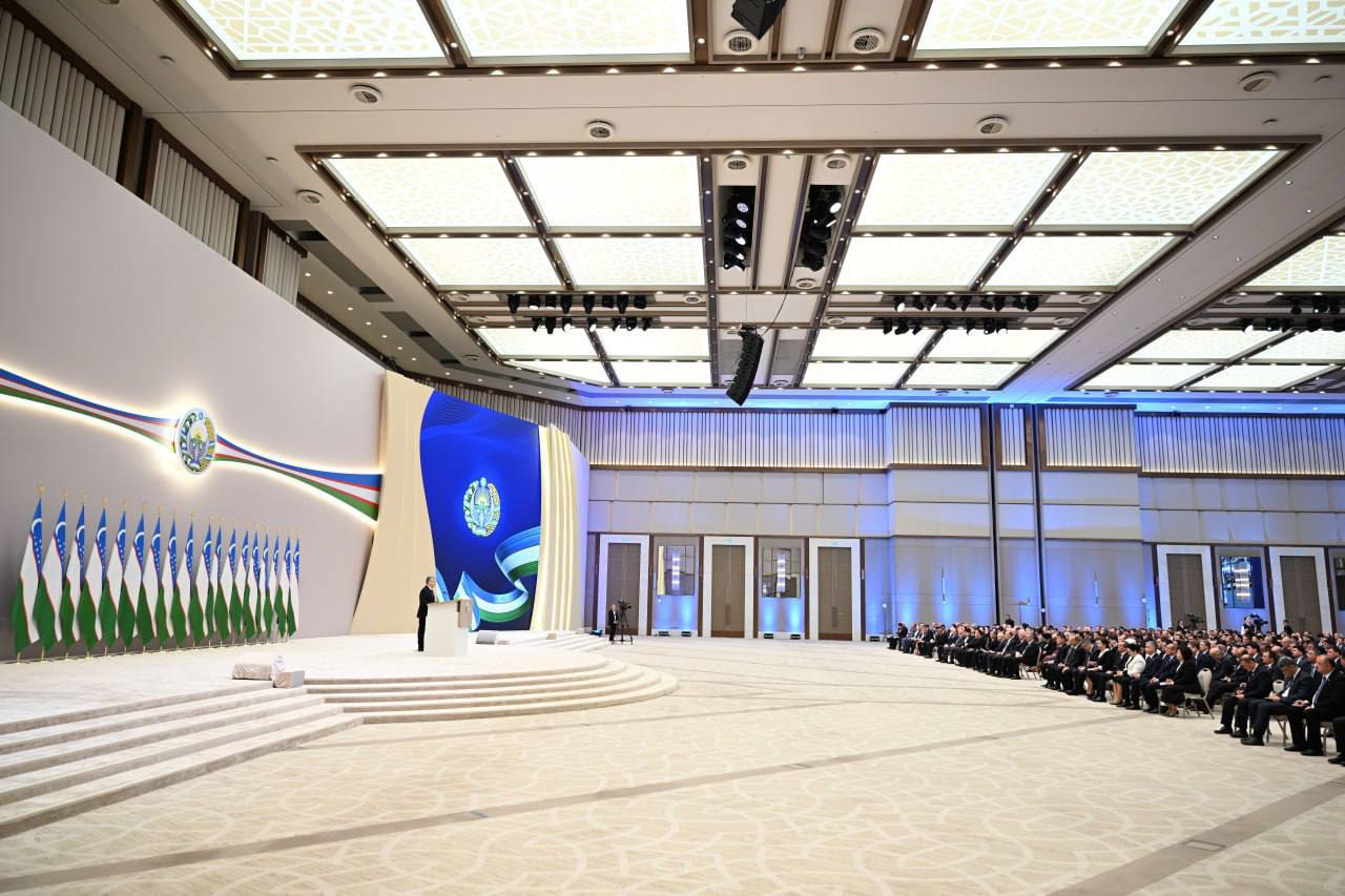 Узбекистан пересаживается на электромобили льготные кредиты и зеленые зоны Президент Шавкат Мирзиёев во время сегодняшнего Послания парламенту и народу анонсировал масштабную пятилетнюю программу перехода на экотранспорт Льготные кредиты При покупке местного электрокара ставка составит 12 импортного 16 Инфраструктура Бизнесу который построит зарядные станции дадут льготные займы и землю по сниженной цене а также будут компенсировать часть зарядки стоимости электроэнергии Эко стикеры Ташкент и крупные города планируют превратить в зоны преимущественного движения экотранспорта Новые дороги Построят 800 км скоростных магистралей Для владельцев старых авто предусмотрят субсидии на установку фильтров или компенсации при замене машины на новую