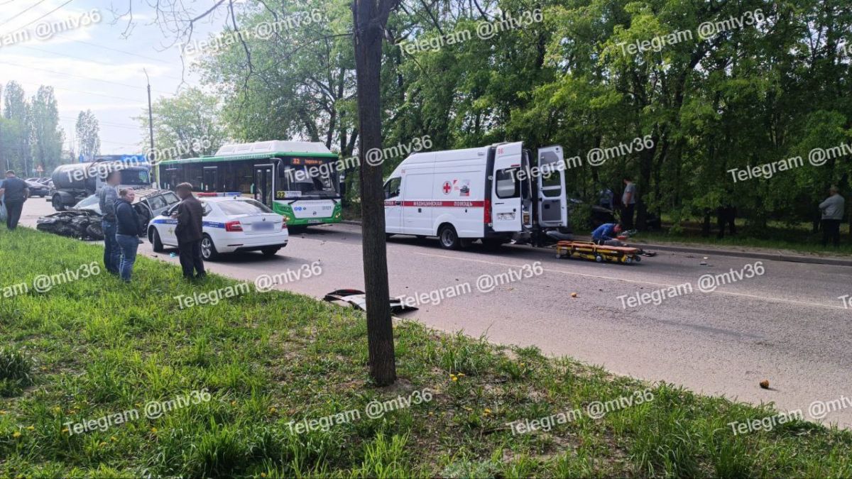 В Советском районе Воронежа произошла жуткая авария: на месте работают медики и сотрудники полиции Ужасная авария произошла на улице Любы Шевцовой. По информации от очевидцев произошло лобовое столкновение. На месте происшествия работают сотрудники полиции и скорой помощи. На кадрах видны люди, лежащие на асфальте. Редакция «ВН» уточняет информацию о пострадавших и причинах аварии в пресс-службе регионального ГУ МВД. ↗ Прислать новость Подписаться