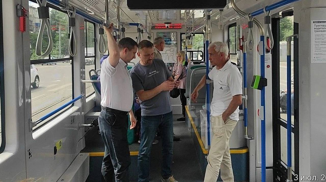 Почти в каждом третьем автобусе не работает кондиционер Замминистра дорожного хозяйства и транспорта Александр Егоров проверил автобусы и трамваи. В первых кондиционеры не работают в 30% случаев, во вторых — в 10%. Также во многих транспортных средствах наблюдается сильное загрязнение пола. Руководителям транспортных предприятий поручено устранить выявленные недостатки.