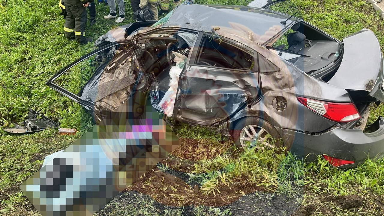 18 июня на автодороге М-12 Обход городов Набережные Челны и Нижнекамск водитель автомобиля Hyundai, не выбрала безопасную скорость, дистанцию и совершила столкновение с попутно двигающимся грузовым автомобилем. После чего автомобиль опрокинулся в кювет. В результате водитель автомобиля Hyundai, женщина 1970 года рождения, скончалась на месте. Обстоятельства ДТП выясняются. ‼ Госавтоинспекция МВД по Республике Татарстан напоминает о неукоснительном соблюдении ПДД!