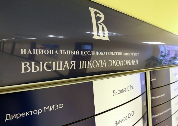 В Высшей школе экономики сообщили о приёме выпускницы с максимальным числом баллов за ЕГЭ 2025 В ВУЗ поступила Надежда Яшмолкина из Москвы она единственная в России получила по итогам единого государственного экзамена 400 баллов уточнили в учебном заведении Там отметили что у ученицы 11 го класса было по 100 баллов сразу по четырем предметам русскому математике информатике и физике Уточняется что при поступлении девушка выбирала между несколькими вузами но в итоге стала студенткой программы Прикладная математика и информатика факультета компьютерных наук НИУ ВШЭ передаёт РИА Новости Подпишись на Говорит Москва