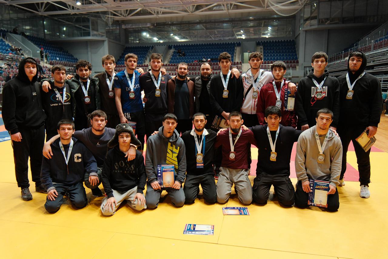 57 медалей и первое общекомандное место таков итог выступления сборной Дагестана по панкратиону на чемпионате и первенстве СКФО среди юниоров 18 20 лет в Назрани Турнир собрал более 700 участников около сотни спортсменов прибыли из Дагестана Команда Дагестана завоевала 17 золотых 16 серебряных и 24 бронзовые награды Победители соревнований представят регион на всероссийском уровне