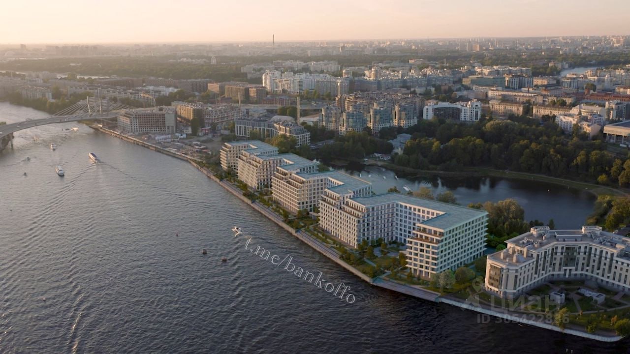 Самую дорогую квартиру в Петербурге нашли за 3 млрд рублей. Жильё расположено на Ремесленной улице, его площадь 1001 кв. м. Квартира расположена на последнем этаже, со свободной планировкой, но без отделки и с потолками всего 3 метра. До метро 20 минут пешком.