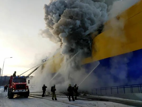 Арбитражный суд Москвы удовлетворил иск «Ингосстраха» о возмещении убытков в сумме более 1,2 млрд руб., причиненных пожаром в томском гипермаркете «Лента» в 2021 году. Сумма взыскана солидарно с двух ответчиков — ООО «Дом Торговли»  Москва  и ООО «Лиарис»  Москва .  Как указывается в материалах дела, ООО «Дом Торговли» и ООО «Лиарис», якобы, занимались подборкой кадров, в том числе принимали в качестве грузчика обвиняемого в поджоге гипермаркета местного жителя.  По данным правоохранительных органов, мужчина, работавший в гипермаркете по ул. Елизаровых, 13 в Томске, не справился со своими обязанностями по расстановке товара, после чего разлил содержимое бутылки «Уайт-спирит» на стеллажи с продукцией и совершил поджог. Площадь пожара составила 5 тыс. кв. м, обрушилась кровля здания. По данным правоохранителей, ущерб составил 618 млн руб.  Фото: ГУ МЧС России по Томской области  Подписывайтесь на «Ъ-Сибирь»