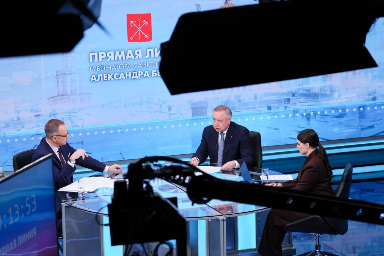 Вчера Губернатор Санкт Петербурга Александр Беглов провел ежегодную прямую линию с горожанами Градоначальник не только подвел итоги уходящего года и обозначил основные достижения но и подчеркнул ключевые ориентиры развития Санкт Петербурга вплоть до 2030 года Глава города отметил успехи инженерно энергетического комплекса по итогам 2025 года Знаковым достижением года стало привлечение федерального софинансирования в размере 10 млрд рублей на строительство коллектора для туристско рекреационного кластера Санкт Петербург Марина Кроме того был завершен первый этап строительства второй нитки Главного канализационного коллектора объекта который обеспечивает жизнедеятельность и экологическую безопасность 600 тысяч жителей северной части города На строительство второго этапа одобрено почти 12 млрд рублей федеральных инвестиций Активно ведётся подключение кластера Остров Фортов к сетям водоснабжения и водоотведения Ключевым ориентиром развития Санкт Петербурга до 2030 года является программа 10 приоритетов По направлению Комфорт и уют в городе энергетиками реализуются проекты по модернизации и строительству наружного освещения Среди реализованных объектов Любашинский сад Политехническая улица проспект Юрия Гагарина Также световое оформление получают здания культурно исторического значения в 2025 году завершен монтаж художественной подсветки зданий на Привокзальной площади в Колпино близится к завершению установка подсветки Дома Пашкова Для повышения надежности теплоснабжения жителей Петербурга реализуется программа обновления теплосетевого хозяйства по петербургскому стандарту до 2032 года планируется обновить более 700 км сетей Губернатор также подчеркнул важность модернизации социальных объектов советской постройки Неотъемлемая часть этих работ повышение энергоэффективности утепление фасадов ремонт крыш и внутридомовых инженерных систем в том числе установка автоматических индивидуальных тепловых пунктов Энергетика Петербурга продолжает динамично развиваться наращивая потенциал для реализации как текущих городских проектов так и масштабных инициатив что позволяет выполнять все стратегические задачи поставленные Губернатором keio spb