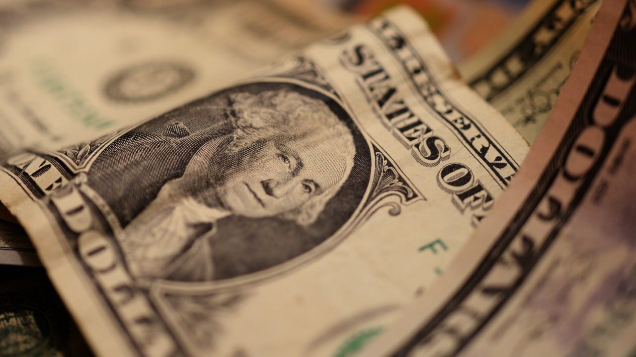 Минфин США зафиксировал неожиданный профицит бюджета в размере 27 миллиардов долларов в июне, полностью обусловленный резким ростом доходов от таможенных пошлин. Согласно ежемесячному отчету ведомства, они совпали с профицитом "доллар в доллар". Это событие стало резким разворотом по сравнению с дефицитом в 316 миллиардов долларов в мае и превзошло ожидания экономистов, прогнозировавших дефицит в 41,5 миллиарда.