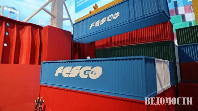 Fesco закончила 2025 год с убытком в 3 2 млрд рублей против прибыли в 25 4 млрд в 2024 м следует из отчетности компании Выручка группы снизилась на 7 в годовом выражении до 171 6 млрд рублей показатель EBITDA на 48 до 28 4 млрд Рентабельность по EBITDA составила 17 12 п п Перевозки компании в прошлом году росли почти во всех сегментах Убыток Fesco фактически неденежный поскольку связан с переоценкой обязательств и курсовых разниц в связи с их переносом на 2026 год говорит аналитик ФГ Финам Кристина Гудым Падение показателя EBITDA при умеренном снижении выручки может объясняться снижением фрахтовых ставок в прошлом году и ростом операционных затрат что оказало сильное давление на маржинальность считает эксперт Max Telegram Рассылка Приложение для iOS Android