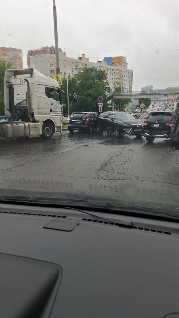 Возле заправки на Некрасовской, 96 произошло массовое ДТП. Проезд оказался заблокирован.  Фото: dpskontrol_125rus, 2gis