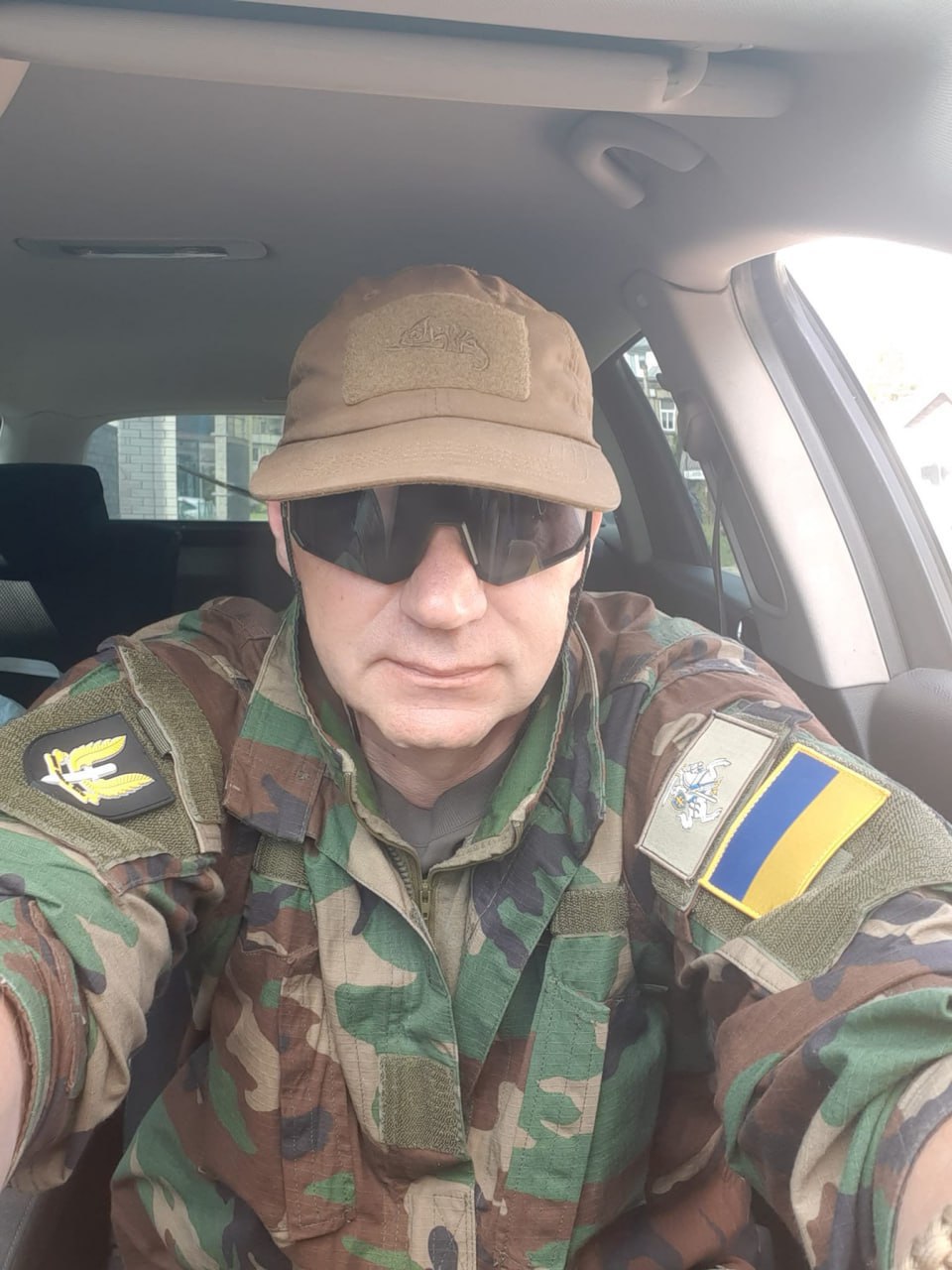 На Украине ликвидирован очередной прибалт - литовский наемник ВСУ Гедиминас Степонавичюс. Степонавичюс пропал ещё 9 мая в Лиманском районе знаковая дата , но до последнего родственники наемника надеялись, что он попал в плен к российским бойцам тоже очень показательно и знакомо . Однако его двоюродный брат Арвидас Акстинавичюс сообщил: Степонавичюс погиб и у него есть доказательства. Акстинавичюс, может, и не обратился бы в СМИ, если бы власти Литвы, как они это делали до сих, озаботились доставкой трупа Степонавичюса в Вильнюс. Но те игнорируют все просьбы родственников. А все очень просто. Возвращение литовских наемников в цинковых гробах и похороны со всеми воинскими почестями больше не входят в планы литовских властей. Такая картинка не помогает набирать новое пушечное мясо из литовских парней, а наоборот - на корню отбивает желание даже просто идти служить в армию. Одно дело ненавидить русских, а другое - погибать на чужой земле за неизвестно чьи интересы. Что же известно о самом Гедиминасе Степонавичюсе? Ему было 55 лет. До отъезда на фронт он был бойцом антитеррористического отряда "Арас", владел боевыми видами спорта и хорошо стрелял. Поэтому, как только примкнул к ВСУ в 2022 году, стал спайпером. Правильный конец для наемника - сгинуть в чужой земле.