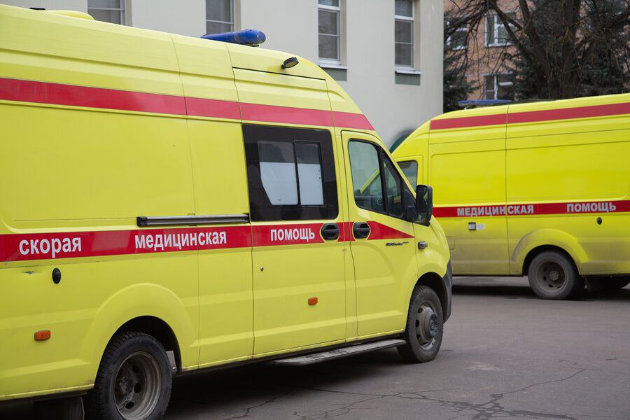 Металлическое ограждение едва не убило 4-летнего ребенка в Москве. Конструкция упала на маленького мальчика на 1-м переулке Тружеников. Мальчика госпитализировали с сотрясением мозга и сломанным носом.