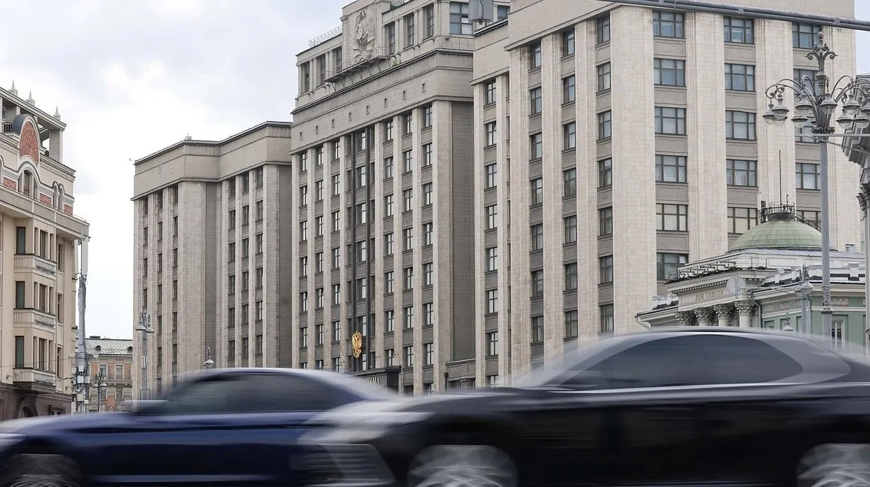 В Госдуме отказались штрафовать за превышение средней скорости Депутаты Госдумы отклонили законопроект о введении штрафов за превышение средней скорости фиксируемой дорожными камерами тем самым закрыв вопрос о подобных санкциях Ранее инициативу связанную с экспериментом на 200 километровом участке трассы Вологодской области со штрафами от 750 до 7 5 тыс рублей уже не поддержал профильный комитет а сам проект об эксперименте отклонили ещё в октябре
