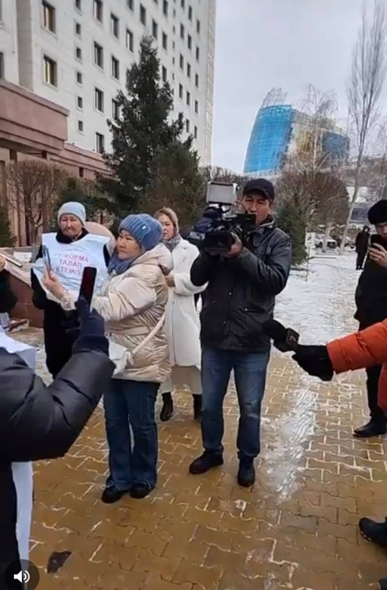 Токаев поручил генпрокурору в течение в 12 дней рассмотреть обращения матери погибших военнослужащих Сегодня матери погибших солдат требовали честного расследования гибели своих сыновей и реформ в армии Женщины держали их фотографии и плакаты с призывами к справедливости обвиняя военных в халатности и сокрытии улик Родители не верят версиям о самоубийствах и добиваются наказания виновных Токаев теперь лично поручил оценить соблюдение законности при расследовании и рассмотрении дел сообщил пресс секретарь президента Руслан Желдыбай   t me syrmediakz 3260