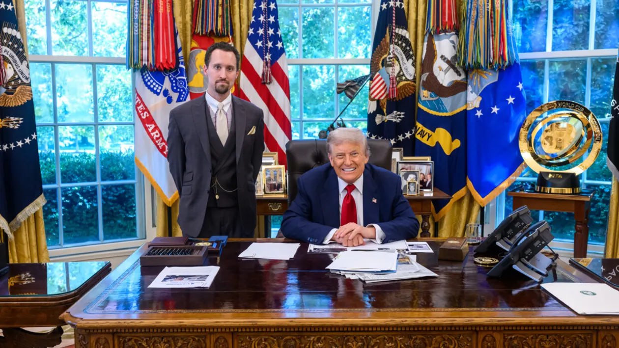 Трамп выдвинул свою кандидатуру на пост комиссара Бюро статистики труда – CNBC   Дональд Трамп объявил о намерении номинировать экономиста Эй Джея Антони, главного экономиста Heritage Foundation, на должность комиссара Бюро статистики труда  BLS .   Антони заменит Эрику МакЭнтарфер, которую Трамп уволил после того, как BLS опубликовало отчет о замедлении роста числа рабочих мест. Президент обвинил Макэнтарфер в манипулировании данными.  «Наша экономика процветает, и Эй Джей позаботится о том, чтобы публикуемые цифры были ЧЕСТНЫМИ и ТОЧНЫМИ», – заявил Трамп в Truth Social.   Антони является одним из авторов «Проекта 2025» – противоречивого плана консервативной политики, призванного помочь Трампу достичь ряда целей во время его второй каденции.  #экономика #политика  Больше новостей США здесь. Подписывайся!