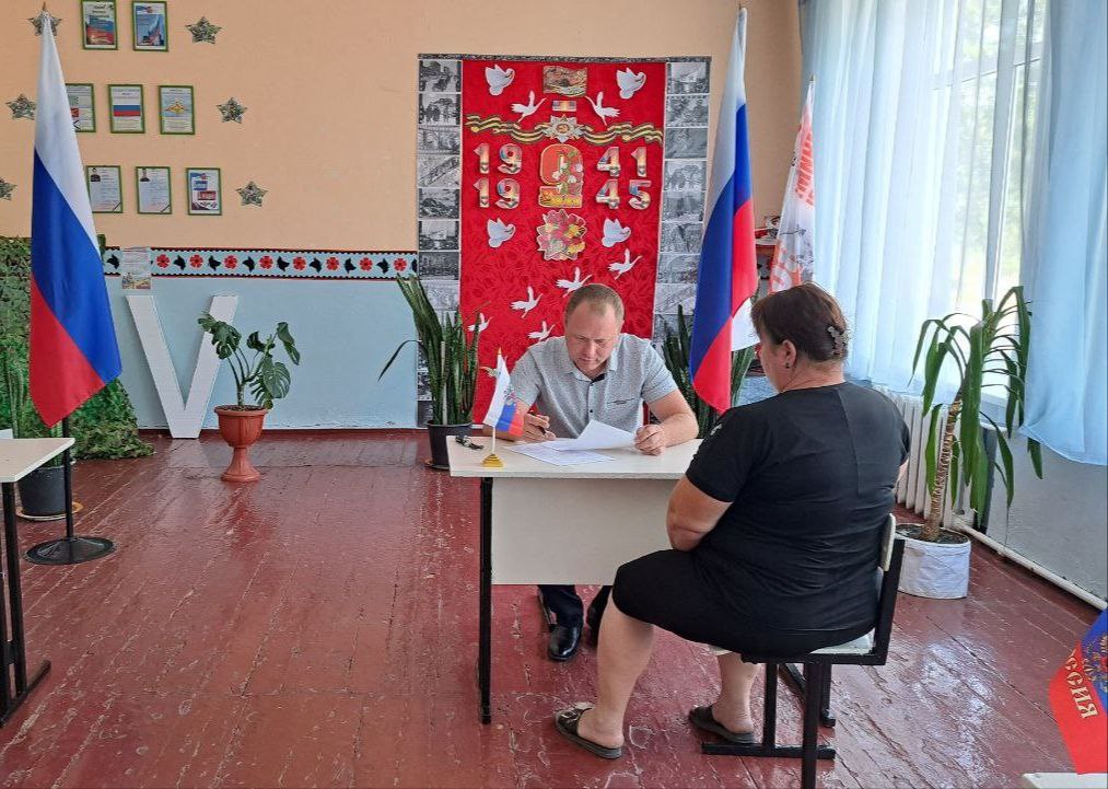 В селе Нижние Торгаи состоялся приём граждан с участием муниципальных депутатов партии «Единая Россия» и представителей профильных ведомств в рамках партийного проекта «Новая школа». Мероприятие было посвящено обсуждению актуальных вопросов, связанных с развитием образовательной сферы района. Жители Нижних Торгаев подняли важные темы, касающиеся организации подвоза детей из близлежащих сел в школу, а также необходимости замены устаревшего твердотопливного котла и обновления оборудования пищеблока в ГБОУ ХО «Нижнеторгаевская школа Нижнесерогозского района». Эти вопросы имеют большое значение для обеспечения комфортных и безопасных условий обучения и питания школьников. Депутаты внимательно выслушали обращения граждан, предоставили подробные разъяснения о порядке решения обозначенных проблем и заверили, что в рамках своих полномочий окажут всестороннее содействие в их решении. Особое внимание было уделено вопросам улучшения транспортной доступности и модернизации школьной инфраструктуры, что напрямую влияет на качество образования и благополучие детей. Благодаря инициативам партии «Единая Россия» и активной позиции муниципальных депутатов, жители Нижних Торгаев могут рассчитывать на поддержку и внимание к вопросам развития их школы и образования в целом. Продолжение работы в этом направлении позволит создать современные и комфортные условия для обучения подрастающего поколения, что станет залогом успешного будущего всего региона.