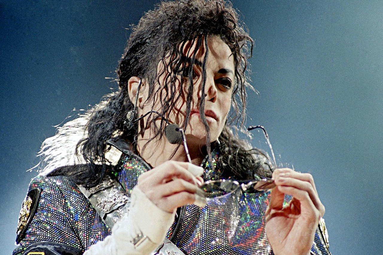 С наследников Майкла Джексона стрясли миллионы Те кто после смерти знаменитого певца получил все его состояние теперь вынуждены расставаться с ним Наследникам пришлось выплатить 2 5 млн истцам которые уверяли что являются жертвами домогательств со стороны Джексона пишет FT Платеж конечно завершил урегулирование дела однако истцы утверждают что на них давили при подписании соглашения Теперь они требуют еще большей суммы а также публичных слушаний в суде   Подпишитесь на Абзац TG VK Дзен MAX Rutube