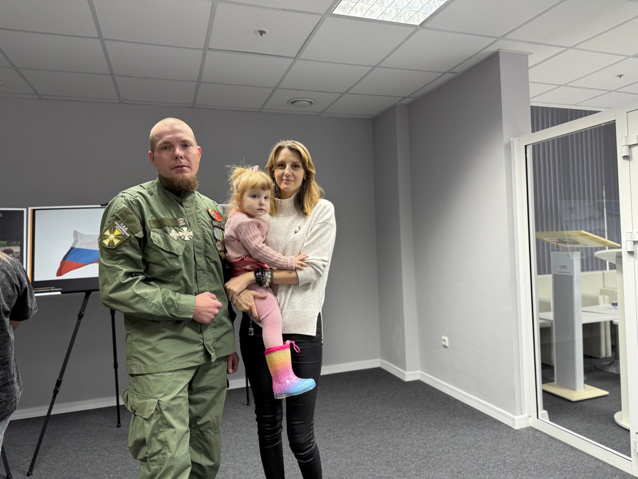 В столице Приангарья открылась выставка посвященная воссоединению новых регионов с Россией Выставка Русская весна Луганск 2014 открылась в Иркутской областной библиотеке имени И И Молчанова Сибирского Экспозиция посвящена Дню воссоединения Донецкой и Луганской Народных Республик Запорожской и Херсонской областей с Российской Федерацией который вся страна отмечала 30 сентября На открытии мероприятия выступил участник региональной программы Герои Приангарья ветеран специальной военной операции Максим Поседко награжденный медалью За храбрость Он рассказал о своей службе и о людях которых встречал на территории ЛНР Экспозиция создана Общественной палатой ЛНР совместно с региональным отделением Ассамблеи народов России к 10 летию Русской весны и проходит в Приангарье при поддержке управления Губернатора и Правительства Иркутской области по связям с общественностью и национальным отношениям и министерства культуры Иркутской области Мы не должны позволить забыть о том с чего начиналась Русская весна на Юго Востоке Украины Об этом красноречиво говорят фотографии выставки И как отметил наш главнокомандующий и Президент Владимир Путин Мы всегда будем помнить героев Русской весны всех кто погиб за право говорить на родном языке сохранять свою культуру традиции веру за право жить прокомментировала начальник управления Губернатора и Правительства Иркутской области по связям с общественностью и национальным отношениям Ольга Куриленкова Подписывайтесь на Правительство Иркутской области в MAX