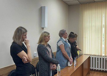 В Приамурье сотрудницы администрации наворовали 7 миллионов с продажи земли суд вынес приговор   Три сотрудницы администрации Благовещенского округа устроили настоящий земельный разгул За полгода они незаконно оформили 26 участков на подставных лиц а вырученные 7 3 млн рублей положили себе в карман Как это работало   Выбирали муниципальные земли   Оформляли на родственников и знакомых   Фальсифицировали договоры купли продажи   В отчетах писали что земли остаются у города   Продавали участки третьим лицам и клали деньги в свой карман Суд признал всех виновными Первая 4 года 10 месяцев колонии штраф 350 тыс но исполнение отложено до 2026 года ребенок мал Вторая 4 года 4 месяца штраф 300 тыс осуждена условно до 2031 года Третья 3 года 8 месяцев колонии уже взята под стражу штраф 300 тыс Дополнительно всем запретили работать в местной администрации на 3 года