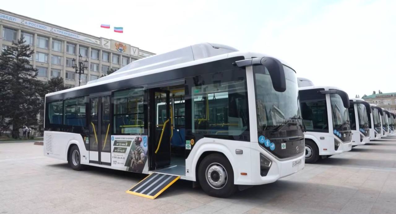 Глава Дагестана дал поручение мэру Махачкалы по транспорту Сергей Меликов поручил мэру города Джамбулату Салавову проработать вопросы развития транспортной инфраструктуры в Махачкале включая пригороды и Учхоз Сегодня будем обсуждать увеличение объёма транспортных средств для перевозки жителей Мы недавно запустили несколько десятков автобусов и в следующем году это будет продолжаться Прошу чтобы жители получили информацию через соцсети или пресс службу в кратчайшие сроки отметил Глава Новости ННТ