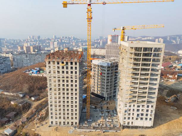 Группа Самолет подвела итоги за 2025 год Застройщик ввел в эксплуатацию более 1 2 млн квадратных метров жилой недвижимости это 131 корпус выдал почти 31 тысячи ключей покупателям квартир в Московском Петербургском регионах и Тюмени а также приступил к работе в 4 новых городах Для маленьких жителей проектов были открыты 5 школ и 3 детских сада в жилых комплексах девелопера Всего было выдано рекордное количество ключей от квартир На утро 30 декабря 2025 года в Москве передали 8 916 квартир 18 537 в Московской области и 3 458 в регионах присутствия Более 6 7 тысячи детей начали обучение в новых школах и детских садах Среди них крупнейшая школа в подмосковном Домодедове для 1650 учеников в ЖК Прибрежный Парк первые школы на территориях жилых комплексов Горки Парк и Мытищи Парк первый детский сад на территории ЖК Пятницкие Луга В столичном ЖК Домашний девелопер строит образовательный центр главным украшением которого стали красочные муралы на фасадах это первый в столице социальный объект с уникальными иллюстрациями на фасадах Кроме того в ЖК Пригород Лесное была открыта детско взрослая поликлиника на 1000 посещений в день а в ЖК Люберцы пожарное депо Самолет появился в Уфе Екатеринбурге Ростове на Дону и Нижнем Новгороде Всего за год началось строительство семи новых проектов все они вне Московского и Петербургского регионов В рамках реализации программ по расселению ветхого и аварийного жилья в Московской области Санкт Петербурге и Нижнем Новгороде более 130 семей переехали в новые квартиры благодаря Самолету Также Самолет остался лидером по объему текущего строительства жилья в России сохранил вторую строчку по объему строительства жилья в Москве занял третье место по вводу жилья в РФ Справочно По данным портала Всeостройке pф Самолет занимает 1 е место в РФ по объему текущего строительства жилья Всё о стройке в MAX