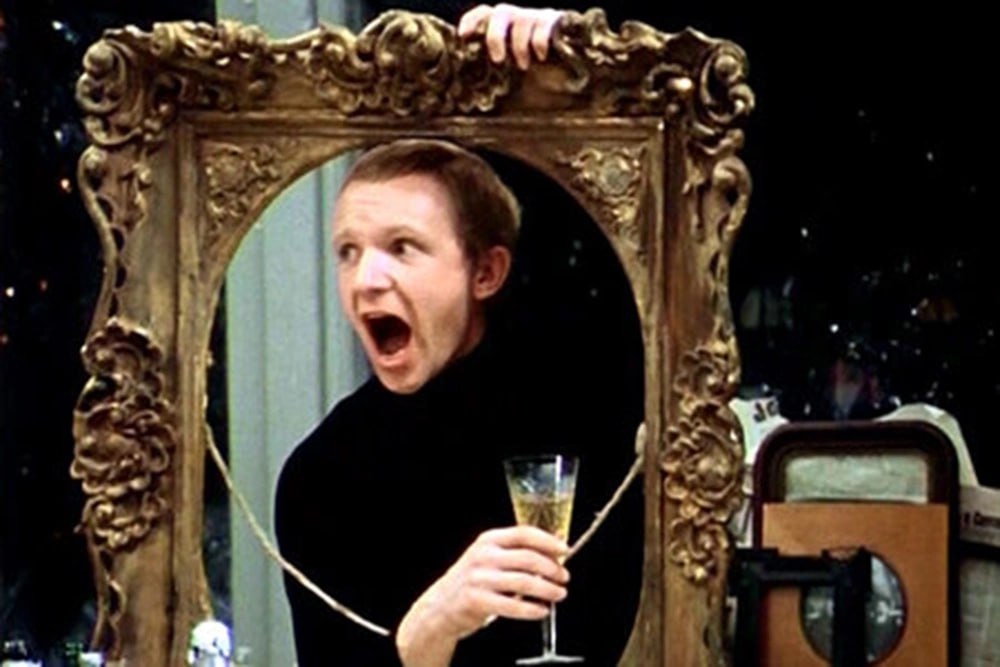 Из дневного эфира предлагают убрать фильмы со сценами употребления спиртного Центр разработки национальной алкогольной политики ЦРНАП направил в Роскомнадзор обращение с просьбой предупредить телеканалы об ответственности за демонстрацию таких сцен в дневном эфире Показ Иронии судьбы и других фильмов со сценами распития алкоголя предлагают перенести на ночное время Как следует из письма есть у Российской газеты закон о защите детей от информации причиняющей вред их здоровью и развитию прямо запрещает распространение среди несовершеннолетних информации способной вызвать интерес к употреблению алкогольной продукции в российских и зарубежных фильмах и сериалах регулярно встречаются эпизоды показывающие употребление алкоголя как норму или элемент обычного образа жизни взрослых дети наблюдая подобные сцены формируют привычки с раннего возраста массовое присутствие алкоголя в медиасреде способствует воспроизводству традиций застолий с алкоголем закон устанавливает дополнительные требования к телерадиовещанию контент содержащий информацию из перечня запрещенной для детей в том числе сцены употребления алкоголя не может распространяться с 4 00 до 23 00 Исключение предполагается только для платных телеканалов с техническими средствами родительского контроля и подтверждением возраста зрителя РГ направила запросы в Роскомнадзор и ведущие российские телеканалы Как прокомментировали подобные требования эксперты читайте в нашем материале rg ru 2025 12 01 raspitie lichnosti html tgm Подписаться на Российскую газету в Читать нас в MAX