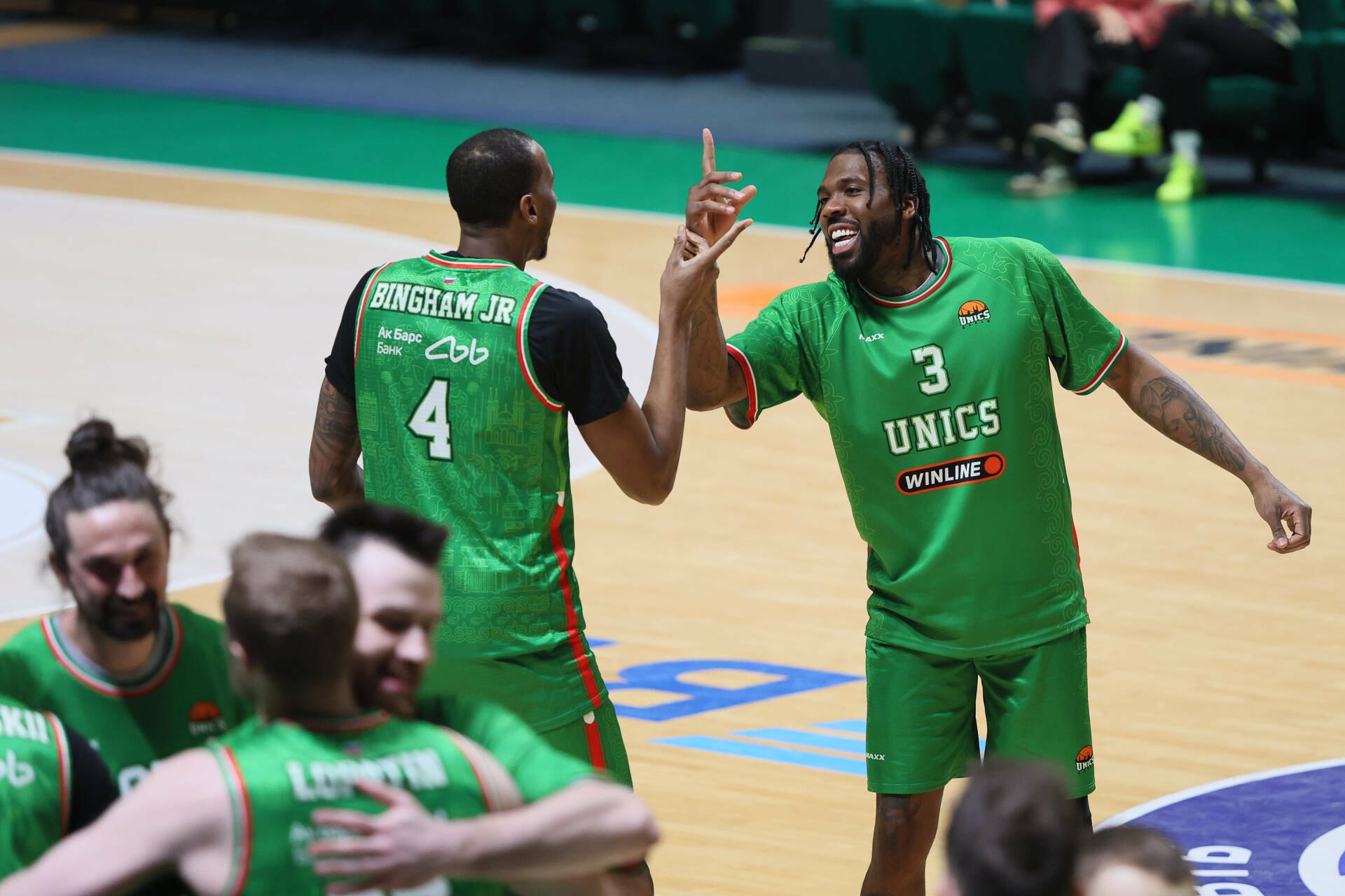 УНИКС примет босинийскую Игокею в рамках Winline Basket Cup Казанский УНИКС сегодня примет на своей домашней площадке боснийскую Игокею в рамках четвертого тура группового этапа Winline Basket Cup УНИКС подходит к матчу в статусе абсолютного фаворита В Единой лиге ВТБ казанский клуб демонстрирует блестящую форму одержав 11 побед подряд В последнем матче 24 января команда Велимира Перасовича разгромила Нижний Новгород со счетом 119 76 показав мощнейшую атаку Ключевые игроки такие как Тайрон Брюзер 30 очков в прошлой игре и Джален Рейнольдс вошедший в символическую пятёрку недели находятся в отличном состоянии Читать полностью