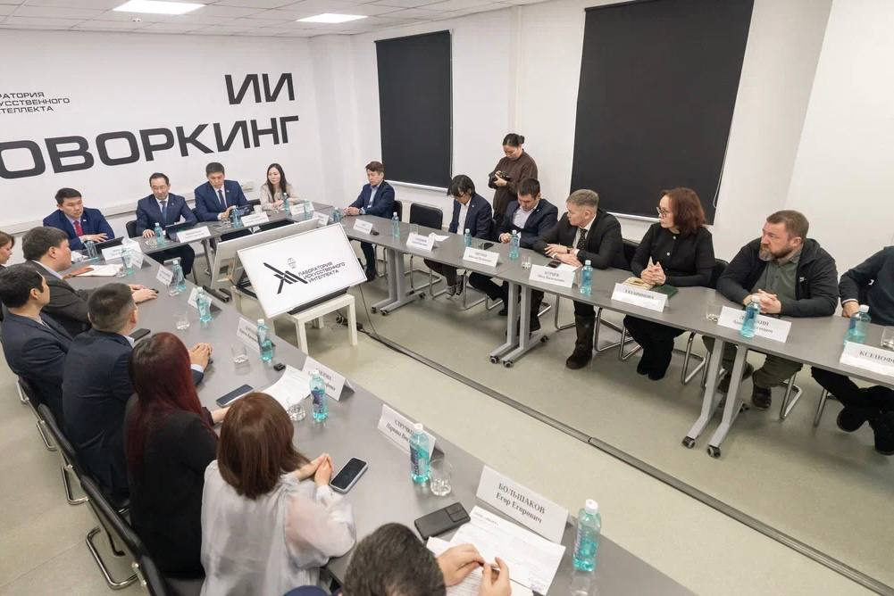Якутия делает ставку на искусственный интеллект как на инструмент реальных изменений 5 февраля Глава республики Айсен Николаев провел рабочую встречу с разработчиками учёными и командами которые создают решения на основе технологий искусственного интеллекта в Якутии В центре обсуждения были уже действующие и успешно зарекомендовавшие себя ИТ проекты а также меры необходимые для их масштабирования и широкого внедрения Якутия доказала свой статус на федеральном уровне став лидером премии Лидеры искусственного интеллекта Успех был достигнут благодаря большому числу конкурентноспособных проектов от местных команд вошедших в число лучших в общероссийском рейтинге Искусственный интеллект в Якутии уже не абстракция а рабочий инструмент Он помогает врачам сохраняет язык и культуру оптимизирует работу учреждений упрощает получение услуг Чтобы таких проектов становилось больше в республике формируется комплексная система поддержки от экспертного Совета до готовящейся долгосрочной Стратегии Ключевая задача соединить потенциал талантливых команд науки и государства для создания продуктов которые смогут конкурировать на российском и мировом уровне