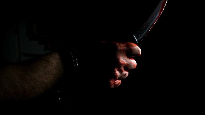 Барнаулец зарезал женщину ножом а труп выкинул в мусорный контейнер Как сообщает пресс служба судов Алтайского края Октябрьский районный суд Барнаула отправил под стражу местного жителя подозреваемого в убийстве По версии следствия в период с 20 ноября по 5 декабря мужчина во время конфликта нанёс не менее двух ударов ножом знакомой женщине в область груди от чего та скончалась на месте Затем подозреваемый чтобы скрыть преступление вынес тело потерпевшей в уличный мусорный контейнер Содержимое бака было вывезено на городской полигон ТБО поэтому местонахождение трупа до сих пор не установлено Мужчине предъявлено обвинение по ч 1 ст 105 УК РФ убийство Новости которые обсуждает город в нашем MAX канале Залетай и будь в теме