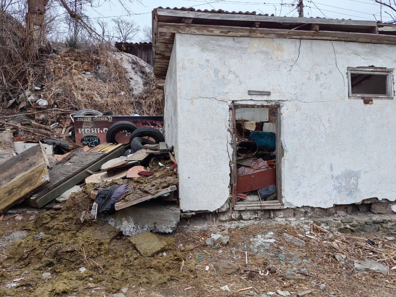 В Находке на Седова, 8 бывший придомовой туалет превратили в свалку. Потому что коммунальщики уже год не вывозят крупногабаритный мусор  - Пять назад туалет ещё функционировал, потом рухнула крыша. И теперь внутри гора мусора и дерьма. Вопрос, кто в конце концов наведёт порядок? Стоит, наверное, снести это строение и зачистить территорию? - пишет жительница дома