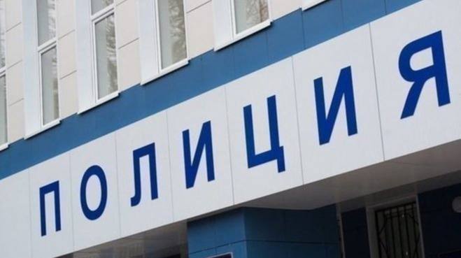 В Белореченском районе директор школы обвиняется в мошенничестве.  Женщина фиктивно трудоустроила родственницу дворником, которая за пять лет, ни разу не взяла в руки метлу, но при этом получала зарплату!э.  А невестка директора помогала делить награбленное. В итоге за пять лет сумма ущерба больше миллиона рублей!   Теперь им грозит до 10 лет тюрьмы за мошенничество в особо крупном размере. Дело передано в суде.     Стали свидетелями ЧП в вашем городе?  Присылайте нам       ЧП   Краснодарский край    Подпишись