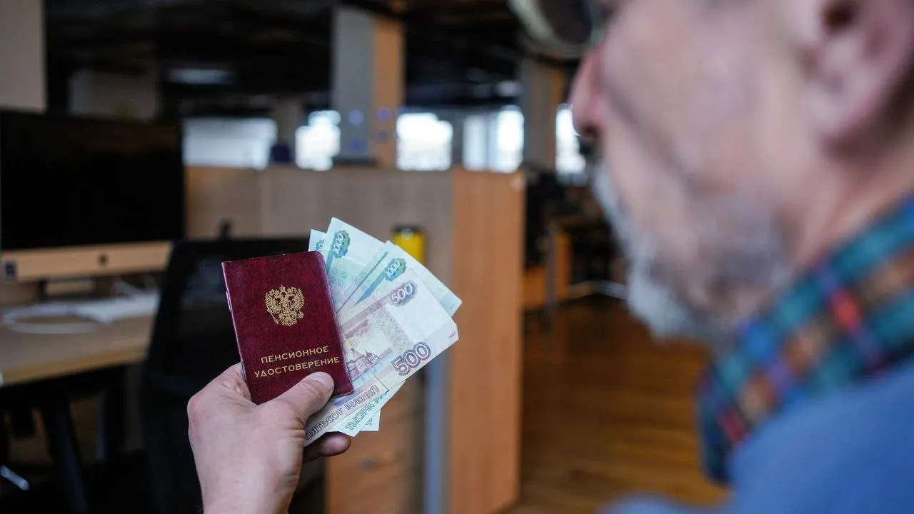 Большинство россиян по прежнему ждут от государства что оно обеспечит им достойную старость Поэтому многие не спешат делать свои личные накопления Еще один фактор недоверие к негосударственным институтам Так граждане меньше всего готовы отдать свои сбережения фондам и страховщикам При этом Соцфонд и корпоративные программы от работодателя они считают надежнее следует из исследования Финансового университета Известия с ним ознакомились Причины страх потери денег память о кризисах и заморозке накоплений В итоге добровольные сбережения не становятся массовыми