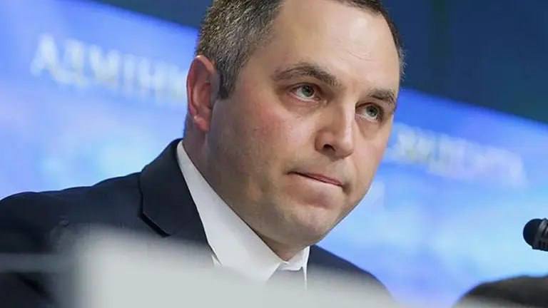 Экс-советника бывшего украинского президента Виктора Януковича Андрея Портнова застрелили близ Мадрида, передает Cadena SER. По данным радиостанции, в него выстрелили пять раз. Инцидент произошел в Посуэло-де-Аларкон недалеко от входа в местную школу.