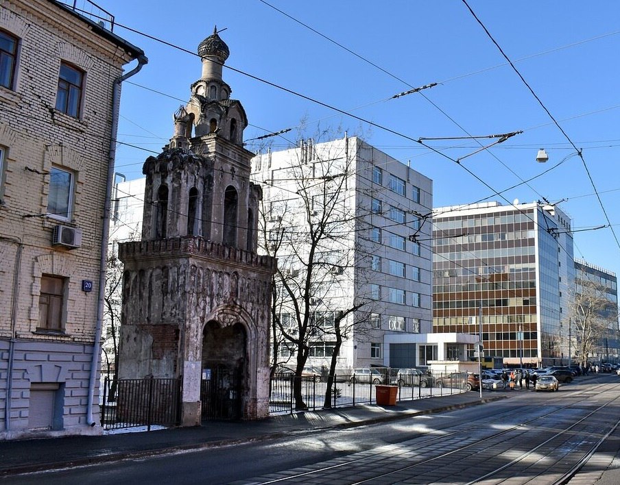 В Москве возродили старинную колокольню  Двухъярусная звонница на Бауманской улице — объект культурного наследия регионального значения, но долгое время находилась в печальном состоянии. Её построили в 1915 году по проекту архитектора Николая Благовещенского, но после революции и колокольню, и соседний храм Святой Великомученицы Екатерины национализировали и закрыли. А с 1979 года оставшаяся в одиночестве звонница и вовсе находилась без должного присмотра.  Хотя внимательный взгляд приметит и маленькие зубцы-мерлоны в виде «ласточкиных хвостов», как на Кремлёвской стене, и вдавленные в кладку кресты - звонница была интересна не только верующим, но и историкам, и архитекторам. Ещё в прошлом году колокольня находилась в аварийном состоянии, и вот недавно прекрасное сооружение освободилось от сетки и строительных лесов.  #русский_стиль   Царьград.ТВ — Не боимся говорить правду   Подпишись