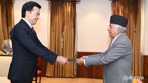 Первый посол Узбекистана в Непале с резиденцией в Дели Сардор Рустамбаев вручил верительные грамоты президенту этой страны