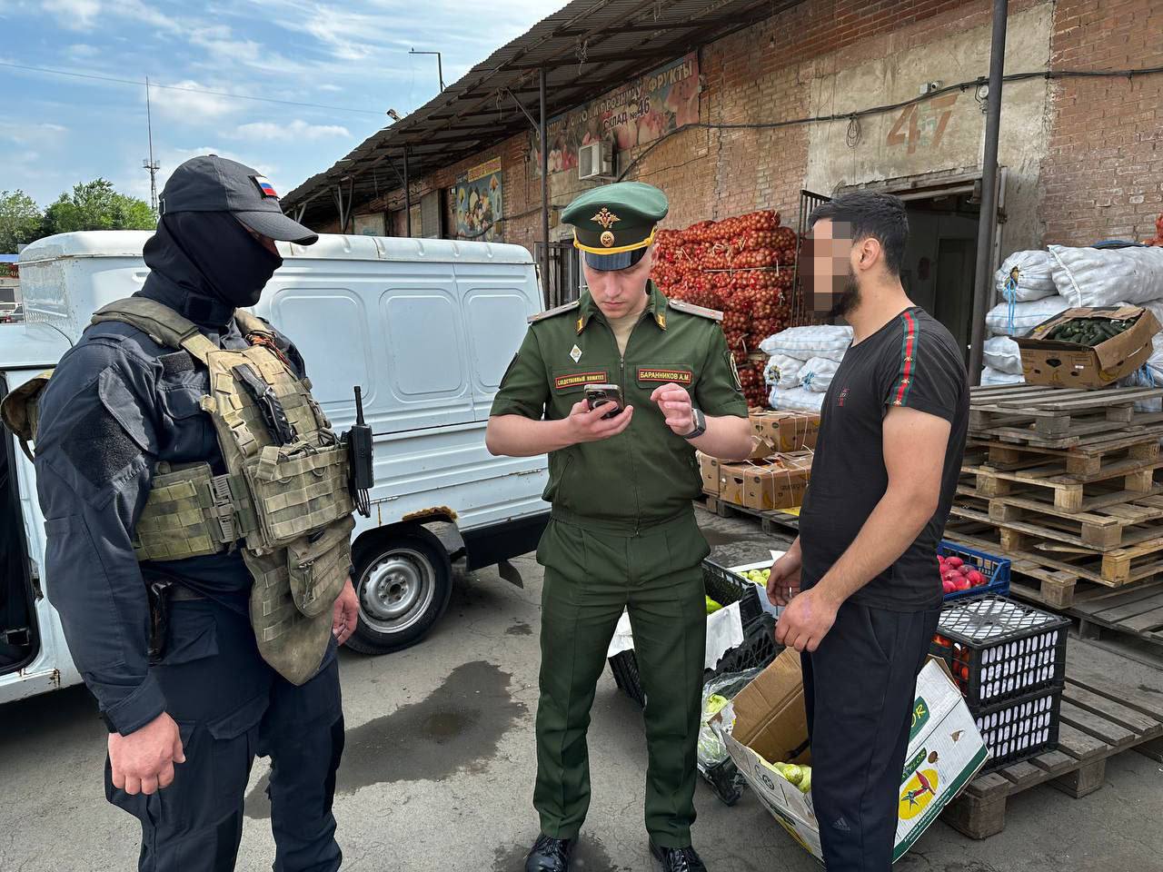 В Орске поймали 8 уклонистов #Про_Общество Очередной рейд по уклонистам прошел в Орске. Правоохранители проверили мужчин, которые недавно получили гражданство России и должны были встать на воинский и учет. Сделали это не все. Мероприятия провели сотрудники 482-го военного следственного отдела по армии , представителей военного комиссариата города Орска и подразделений ОМОН. Побывали на местах торговли и складах. За время рейда были выявлены восемь уклонистов. Всем нарушителям разъяснили требования законодательства и вручили повестки с указанием срока явки в военкомат для постановки на воинский учет.