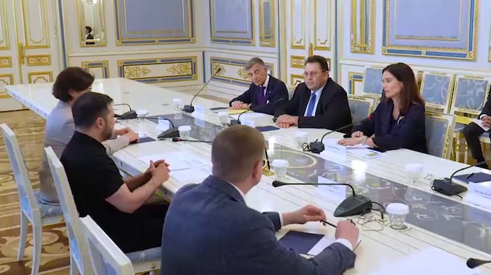 Швейцария выделяет Украине 5 млрд франков на восстановление страны Швейцария выделяет 5 млрд франков около 6,26 млрд долларов на восстановление Украины. Об этом в своем Телеграмм- канале сообщил президент Владимир Зеленский по итогам встречи с председателем Национального совета Швейцарии Майей Риникер, которая прибыла с визитом в Киев. Глава украинского государства подчеркнул, что эти средства могут быть направлены на реализацию перспективных гуманитарных проектов. Также стороны обсудили международную ситуацию, взаимодействие с партнерами и миротворческие усилия Берна. Отдельно Зеленский затронул тему возвращения незаконно депортированных детей, выразив надежду, что Швейцария практически присоединится к международной коалиции, работающей над возвращением всех украинских детей домой. Он поблагодарил Риникер за содержательную беседу и последовательную поддержку украинского народа. ↘ Подробнее на нашем сайте: v.aa.com.tr/3624405 24/7 в сутки с Агентством «Анадолу»