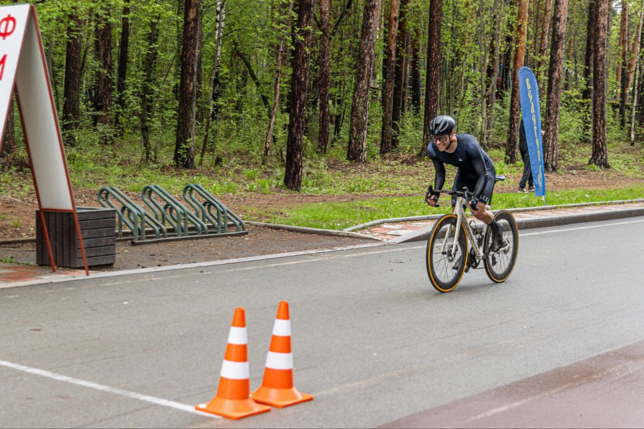  В Екатеринбурге состоялись чемпионат и первенство Свердловской области по велосипедному спорту в дисциплине «индивидуальная гонка на время». Впервые за историю региональных соревнований площадкой для их проведения был выбран Шарташский лесной парк В этом году участниками первенства стали 125 велосипедистов в возрасте до 18 лет, а в чемпионате попробовали себя 75 человек от 18 лет и старше. Участвовали жители Нижнего Тагила, Верхней Пышмы, Среднеуральска, Первоуральска, Серова и других городов. Подробнее читайте на сайте «Областной газеты». Дмитрий Иванов Подписаться на «ОГ» Прислать новость Поддержать канал