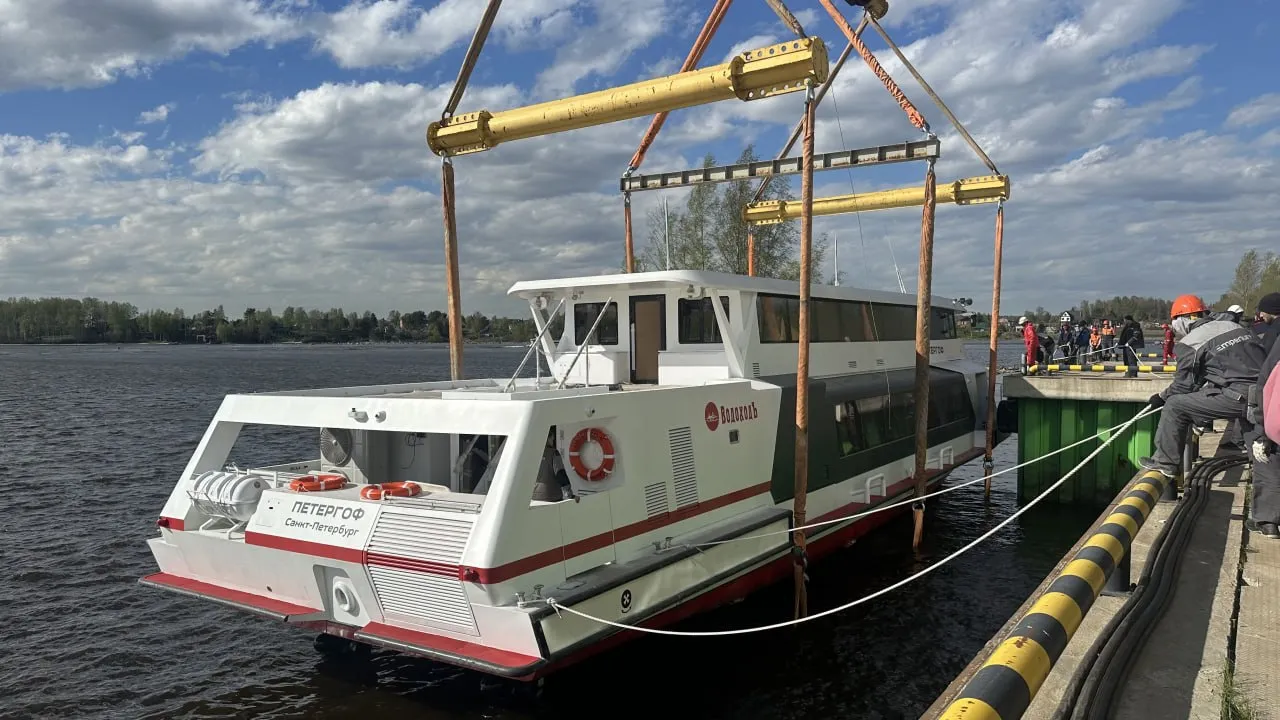 Электросудно Петергоф для работы на речных маршрутах спустили на воду на верфи Эмпериум Очередное судно проекта Москва 2 0 предназначено для эксплуатации в Нижнем Новгороде   Спуск Петергофа стал очередным этапом реализации программы серийного строительства пассажирских электросудов на верфи Эмпериум Отмечается что головное судно серии Стрельна уже подтвердило востребованность нового формата городского речного транспорта а последующий спуск судов Ломоносов Петергоф а также строительство Пушкина и Орешка формируют устойчивую производственную программу проекта Москва 2 0 Важной составляющей проекта является интеграция судов с современной причальной инфраструктурой Электросуда проекта Москва 2 0 оснащаются системой электропитания разработки Sitronics Group обеспечивающей безопасную зарядку и бесшовную стыковку с береговой инфраструктурой в соответствии с международными требованиями ПортНьюс в MAX Telegram ВК Дзен
