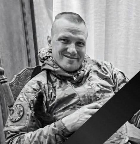 При попытке задержать мародеров в Суджанском районе погиб начальник военной полиции Алексей Жаров.   Он служил в Кореневском, а затем Глушковском и Суджанском районах. Помогал жителям, которые остались в приграничье.   "Подозреваемые в убийстве задержаны", - сообщил врио губернатора Курской области Александр Хинштейн.  ПОДПИСАТЬСЯ    ПРЕДЛОЖИТЬ НОВОСТЬ