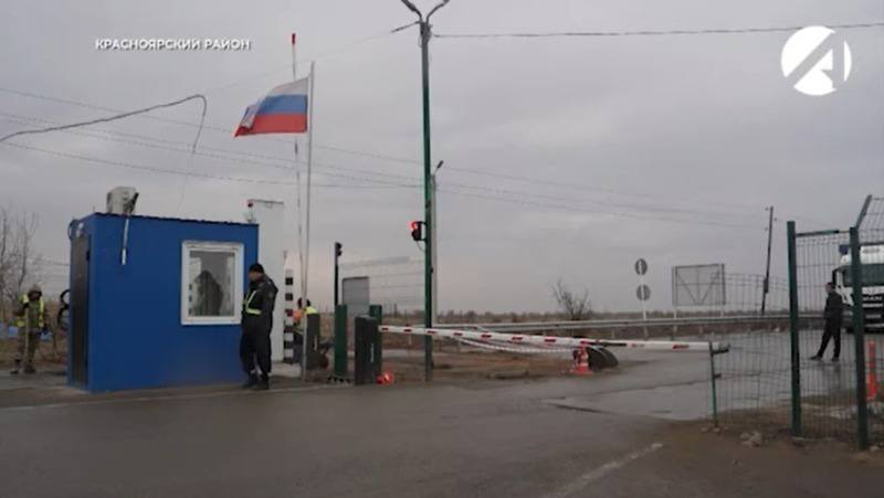 Россельхознадзор запретил ввоз рыбы из Казахстана в Астраханскую область Сотрудники службы обнаружили нарушения в сопроводительной документации На многостороннем автомобильном пункте пропуска Караузек задержали партию рыбного сырья весом 20 тонн Груз направлялся в Кабардино Балкарскую Республику В ходе проверки представители Россельхознадзора Пограничного управления ФСБ и Астраханской таможни обнаружили что в ветеринарном сопроводительном документе отсутствуют дата изготовления сырья и наименование производителя в графе Маркировка В связи с этим Управление Россельхознадзора приняло решение о запрете движения груза и его возврате С перевозчиком провели разъяснительную беседу о порядке перемещения по территории ЕАЭС подконтрольных госветнадзору грузов Астрахань 24 в МАХ